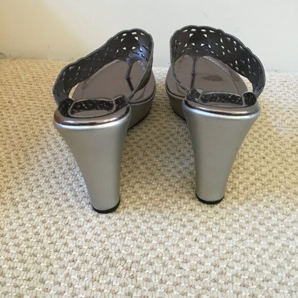 Carlos by Carlos Santana Madison Silver Die-Cut-Out Wedge Thong Sandal Sz7.5 #02 - Picture 5 of 8